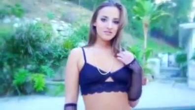 شقراء فاتنة تتناك في مكوتها