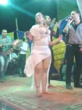 رقص في فرح شعبي مصري
