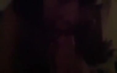 زوجة قحبة تستمتع بمص الزب الغريب