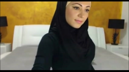 شرموطة محجبة امام الكاميرا
