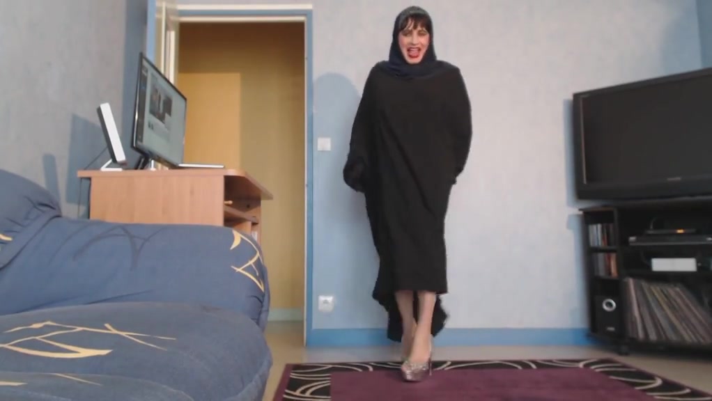 ترفع العباية ليظهر جسمها عاري