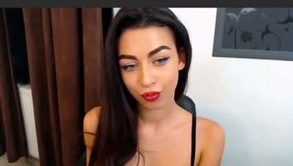 شابة تعرض كاميرا من أجل المال