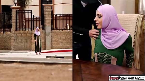 محجبة بتتشقط وتتناك في كسها