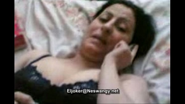 أربعينية تتحدث في التليفون وتتناك